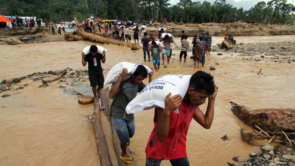 Bukan Sekadar Angka! Bulog Ungkap Operasi Penyelamatan Pangan Skala Besar di Sumatera Pasca-Bencana: Ribuan Ton Beras dan Minyak Goreng Bergerak Cepat, Ini Laporan Lengkapnya!