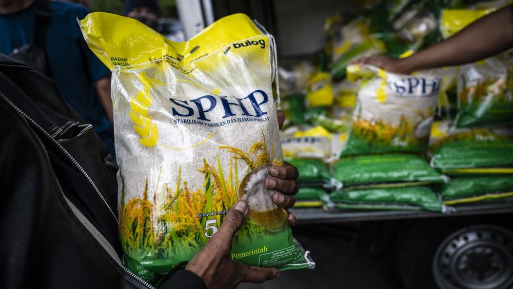 Jangan Kaget! 828 Ribu Ton Beras SPHP Siap Banjiri Pasar Hingga Akhir Tahun, Pemerintah Kucurkan Triliunan Demi Harga Stabil. Ada Aturan Baru Pembelian dan Kemasan yang Wajib Anda Tahu!