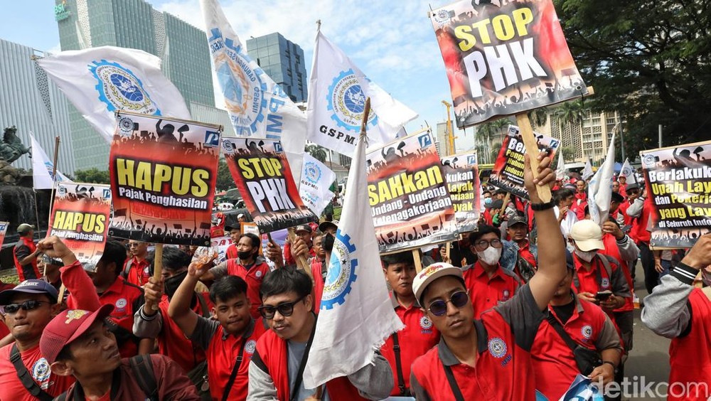 Gawat! Badai PHK Massal Mengintai Indonesia: Dua Sektor Industri Vital di Ambang Kolaps dan Eksodus. Puluhan Ribu Pekerja Terancam Kehilangan Pekerjaan, Apa Langkah Darurat Pemerintah?