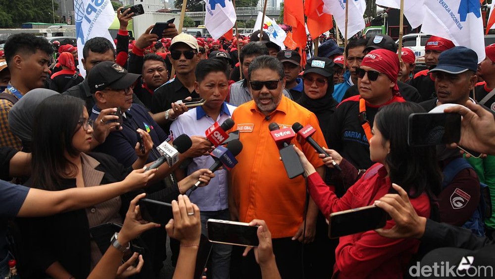 Bukan September! Buruh Siapkan 'Badai' Oktober, Tuntut Kenaikan UMP Hingga 9,5% dan Hapus Pajak JHT! Terkuak Alasan Penundaan dan 5 Tuntutan Krusial yang Siap Mengguncang Ekonomi!